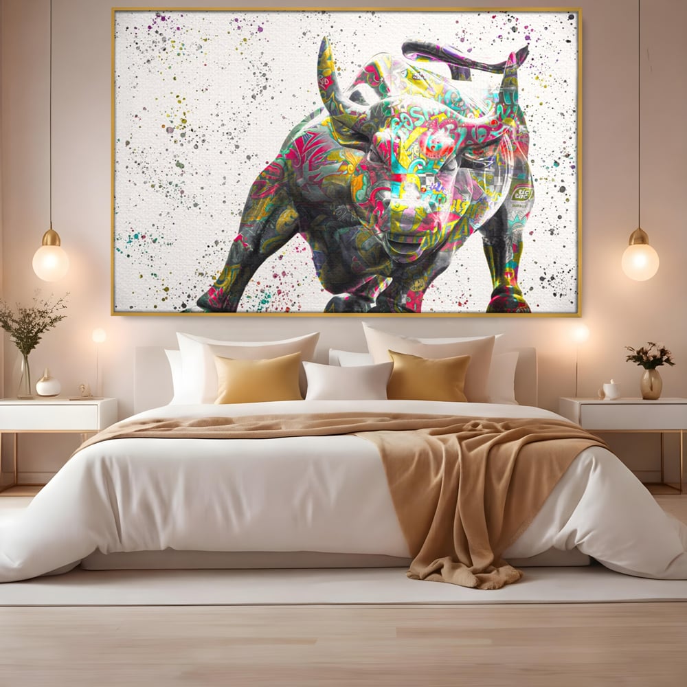 Tablou canvas cu tablou canvas cu taur colorat, in rama de aluminiu auriu, pe perete intr-un dormitor